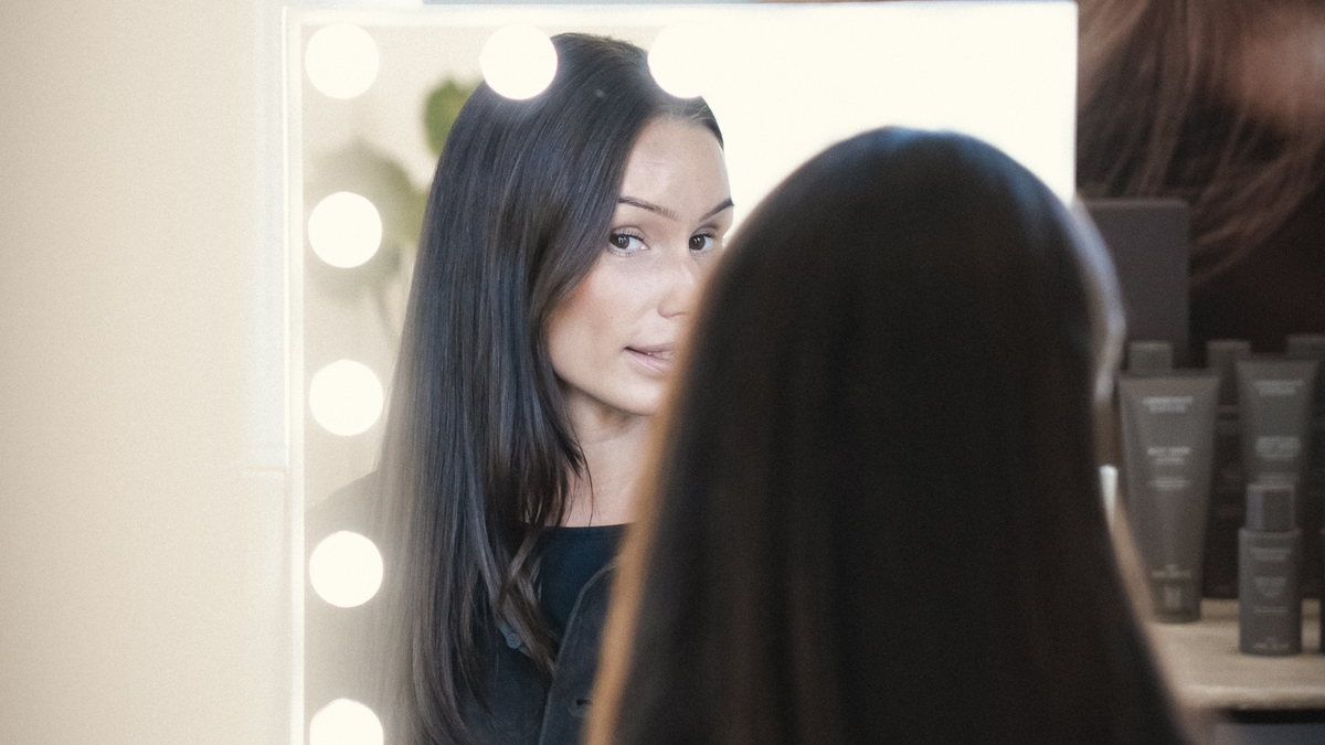 Dry shampoo for dark hair: more than a refresh